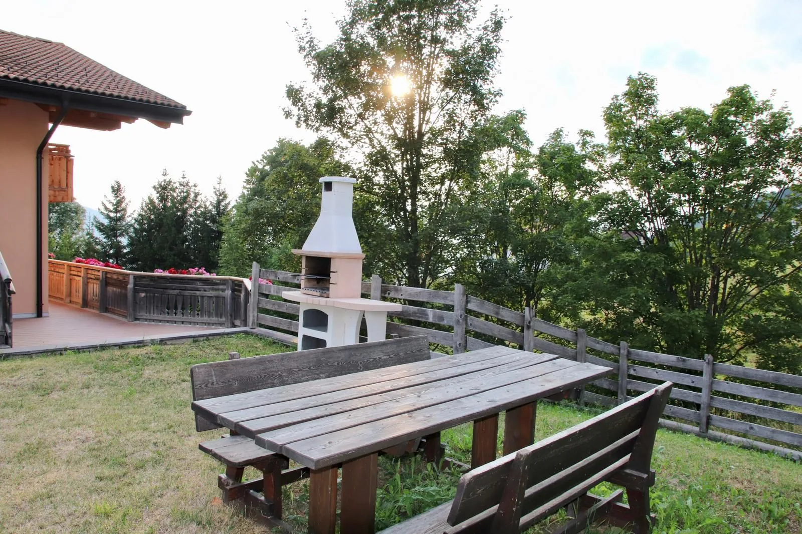 Mountain Nest garden and grill area